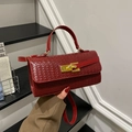 Minimalistische rote Handtasche mit Webmuster, Goldverschluss und Schultergurt - Rot