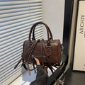 Retro dunkelbraune Boston Schultertasche mit Silbernieten und langen Fransen - Braun