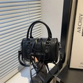 Große schwarze Leder-Boston-Bag mit silbernen Nieten und Quasten-Reißverschluss - Schwarz