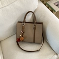 Retro Braune Kontrast-Tote-Bag mit gewebter Textur, Schultergurt und Boho-Pompon-Anhänger - Mit Anhänger / Braun