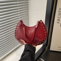 Borsa a spalla rossa a mezzaluna in pelle lucida con borchie dorate alla moda - Rosso