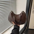 Borsa a spalla a mezzaluna marrone scuro con rivetti dorati e pelle lucida - Marrone