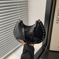 Elegante borsa a mezzaluna nera in ecopelle vintage con dettagli di rivetti in metallo dorato - Nero