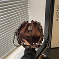 Bolso saco de ante marrón oscuro con asa trenzada de cuero y correa de hombro ajustable - Marrón