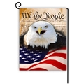 Detail van de patriottische tuinvlag 'We the People' met Amerikaanse arend en grondwet - Linnen / We the People/Grondwet Thema (Stijl 3)