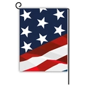 Amerikaanse tuinvlag met blauwe sterren en rode strepen op een zwarte metalen houder - Linnen / Artistieke Sterren en Strepen/Patriottisch Ontwerp (Stijl 4)