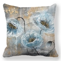 Detailweergave van kussensloop in olieverfstijl met blauwe aquarellen bloemmotieven - Drie Blauwe Olieverf Bloemen Stijl