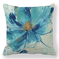 Detail van blauwe aquarelbloem gedrukt op een vierkante decoratieve kussensloop - Grote Blauwe Bloemen Artistieke Stijl