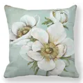 Dettaglio macro dell'elegante stampa floreale botanica sulla fodera per cuscino in pelle di pesca - Stile Giardino Classico Anemoni Bianchi