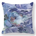 Vista dettagliata del tessuto pelle di pesca con eleganti fiori blu effetto acquerello - Stile Floreale Acquerello Blu e Viola
