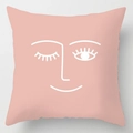 Dettaglio della federa rosa in peluche con design minimalista del viso a linee bianche - Viso Minimalista Line Art (Stile-5)