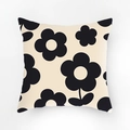 Detail des weichen Pfirsichhaut-Kissenbezugs mit Retro-Blumenmuster in Schwarz auf Beige - Großer Schwarzer Blumenstil / 45x45cm Kissenbezug