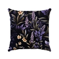 Dettaglio macro di eleganti fiori viola su tessuto in morbido peluche nero per cuscino - Federa Quadrata / Fiori Viola Sfondo Nero (Stile-7)