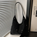 Große Hobo-Tasche mit schwarzem Leopardenmuster, Goldnieten und Reißverschluss - Schwarz