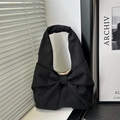 Bolso tote de pana negra a la moda con lazo grande para el invierno y uso diario - Negro