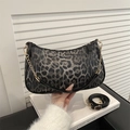 Borsa a mezzaluna chic leopardata con manico in pelle e catena in metallo dorato - Nero