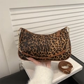 Borsa a mezzaluna leopardata con catena dorata e tracolla marrone regolabile - Marrone