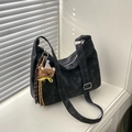 Borsa hobo vintage nera con ciondolo a orsetto e ampia tracolla regolabile - Con Ciondolo / Nero