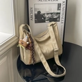 Borsa hobo beige in pelle PU opaca con ciondolo a forma di orso e tracolla larga - Con Ciondolo / Cachi