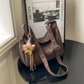 Grande borsa hobo marrone scuro in pelle opaca con un grazioso ciondolo a forma di orso - Con Ciondolo / Marrone