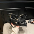 Borsa tote nera moderna in pelle con fibbia dorata e tracolla a catena da donna - Nero