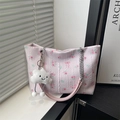 Rosa geblümte Eimertasche mit silberner Kette und süßem Wolkenanhänger für Damen - Mit Anhänger / Rosa
