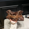 Borsa tote in pelle marrone scuro a pieghe con fibbia dorata e tracolla a catena in metallo - Marrone