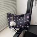 Schwarze Beuteltasche mit rosa Rosenmuster, Kettenriemen und Plüsch-Anhänger - Mit Anhänger / Schwarz