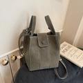 Minimalistische bucket bag in donkergroen mat PU-leer met contrasterende stiksels - Groen