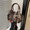 Borsa a conchiglia leopardata vintage con fiocco in pizzo e ciondoli di perle da donna - Leopardo Marrone