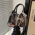 Modische Handtasche mit Leopardenmuster, Kirsch- und Perlenanhängern sowie Spitze - Mit Anhänger / Leopard Schwarz