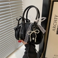 Elegante schwarze Boston Handtasche mit Kirsch-Anhänger und Spitze, schicke Umhängetasche - Mit Anhänger / Schwarz