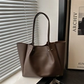 Retro dunkelbraune Leder-Tragetasche mit plissierten Nieten und minimalistischem Gurt - Braun