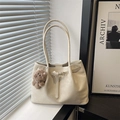 Sac fourre-tout beige minimaliste en cuir avec un joli petit ours en peluche brun - Avec Pendentif / Blanc