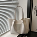 Minimalistische große weiße Ledershopper mit Silbernieten und langem Schultergurt - Weiß