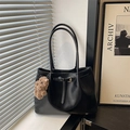 Grand sac cabas noir en similicuir mat orné d'un petit ours en peluche marron mignon - Avec Pendentif / Noir