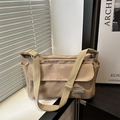 Minimalistische khakifarbene Nylon-Umhängetasche mit vielen Taschen und verstellbarem Gurt - Khaki