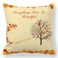 Dettaglio della fodera per cuscino in pelle di pesco con albero autunnale e scritta - Design di Testo Everything Here Is Beautiful(款式-10)