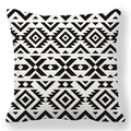 Dettaglio fodera per cuscino bohémien in pelle di pesca con motivi etnici bianchi e neri - Stile Geometrico Etnico ad Alto Contrasto Bianco e Nero (款式-6)