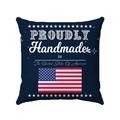 Dunkelblaues Kissen zum Unabhängigkeitstag mit US-Flagge und handgefertigtem Slogan - Handgefertigt in USA Blau Stil (款式-1)