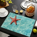 Linnen placemat met rode zeester en oceaanthema op een rustieke houten tafel - Linnen / Stijl-1 (Zeester Waterrimpel)