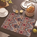 Dettaglio di tovaglietta in lino bohémien con motivi geometrici su tavolo in legno - Combinazione di Linee Stellari (Stile-6) / 30x45cm