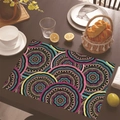 Vista dettagliata della tovaglietta in lino mandala colorato su tavolo in legno - Motivo Mandala Brillante (Stile-7) / 30x45cm