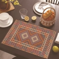 Dettaglio di tovaglietta in lino bohémien con motivi etnici su tavolo in legno scuro - Trama Boho Arancio Blu (Stile-10) / 30x45cm
