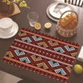 Dettaglio della tovaglietta in lino geometrico su tavolo in legno con stoviglie - Scacchi a Zigzag Rossi Blu (Stile-11) / 30x45cm