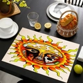 Detailopname van een Mexicaanse linnen placemat met een levendig psychedelisch zonnepatroon - Psychedelische Zon