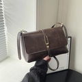 Borsa a tracolla retrò marrone scuro con struttura rettangolare e hardware dorato - Marrone
