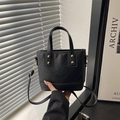 Moderna borsa a secchiello trapuntata nera con borchie dorate e tracolla versatile - Nero