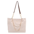 Borsa tote beige chic con catene dorate e ciondoli di perle su uno sfondo bianco - Bianco