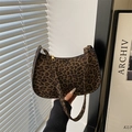 Schicke Schultertasche mit Leopardenmuster, Wildlederoptik und Goldreißverschluss für Winter 2025 - Braun